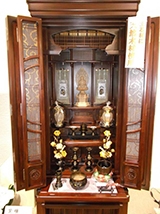 仏壇に合わせた仏具をセットで展示