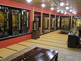 和室エリアにゆったりと展示された豪華な金仏壇