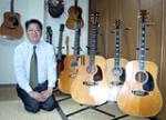 鴨下社長の趣味はギター。趣味が同じということで仏壇を買う人も結構いる