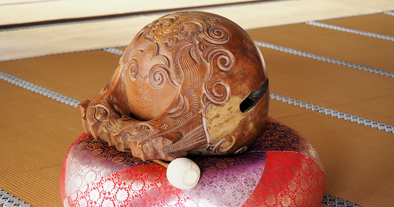 木魚・木鉦とは？仏具としての役割やデザインの意味 | 仏壇・仏具のことなら「いい仏壇」