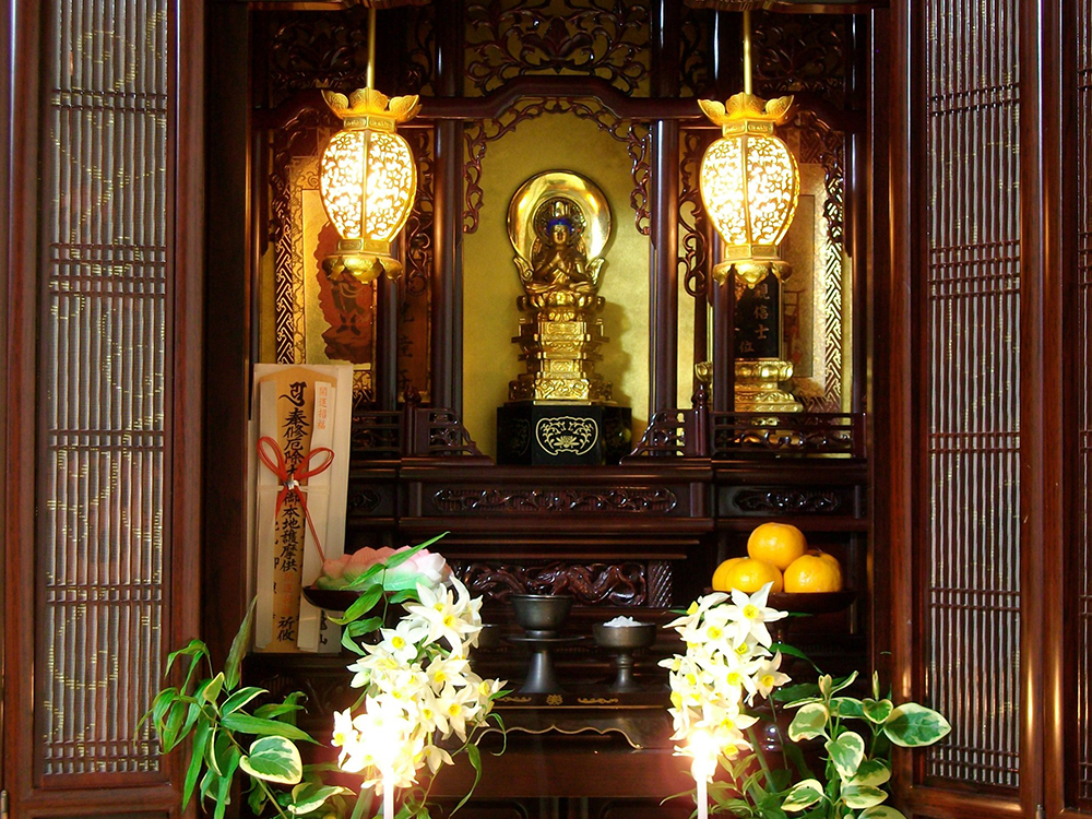 唐木仏壇の素材は、国内外を合わせ多くの種類があります。