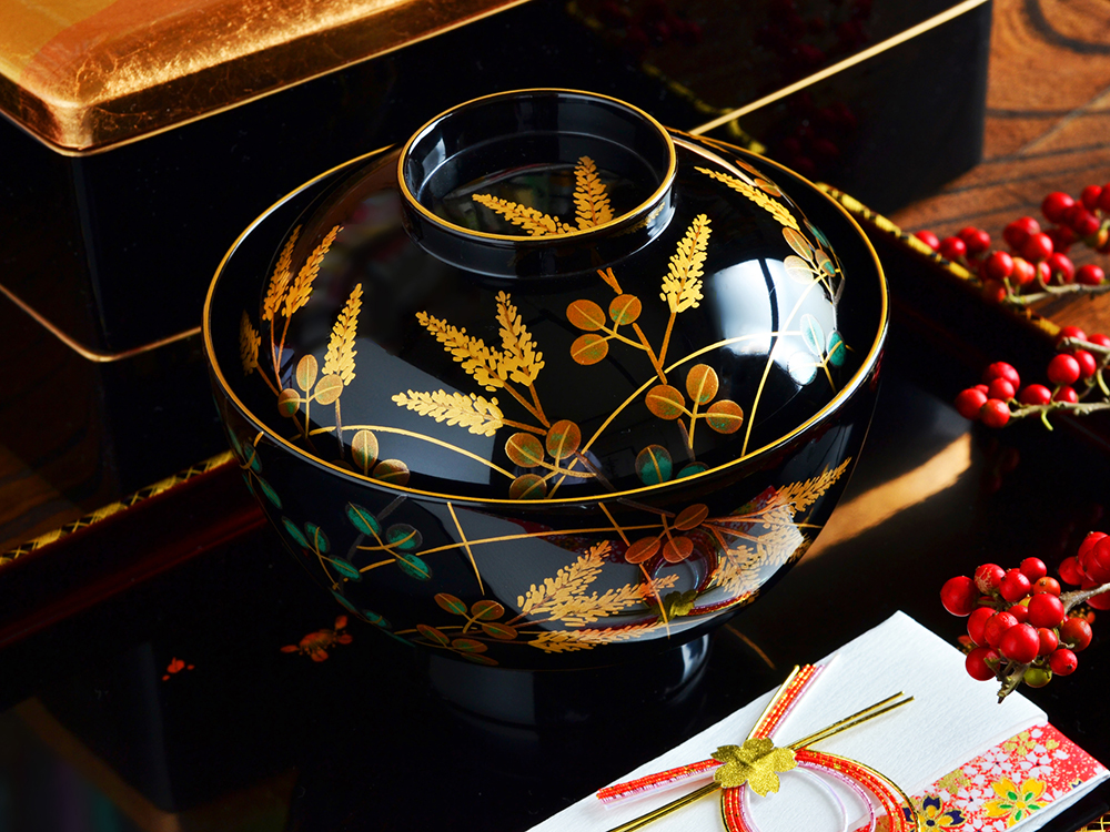 金沢仏壇には見事な蒔絵のあしらいが施されています。