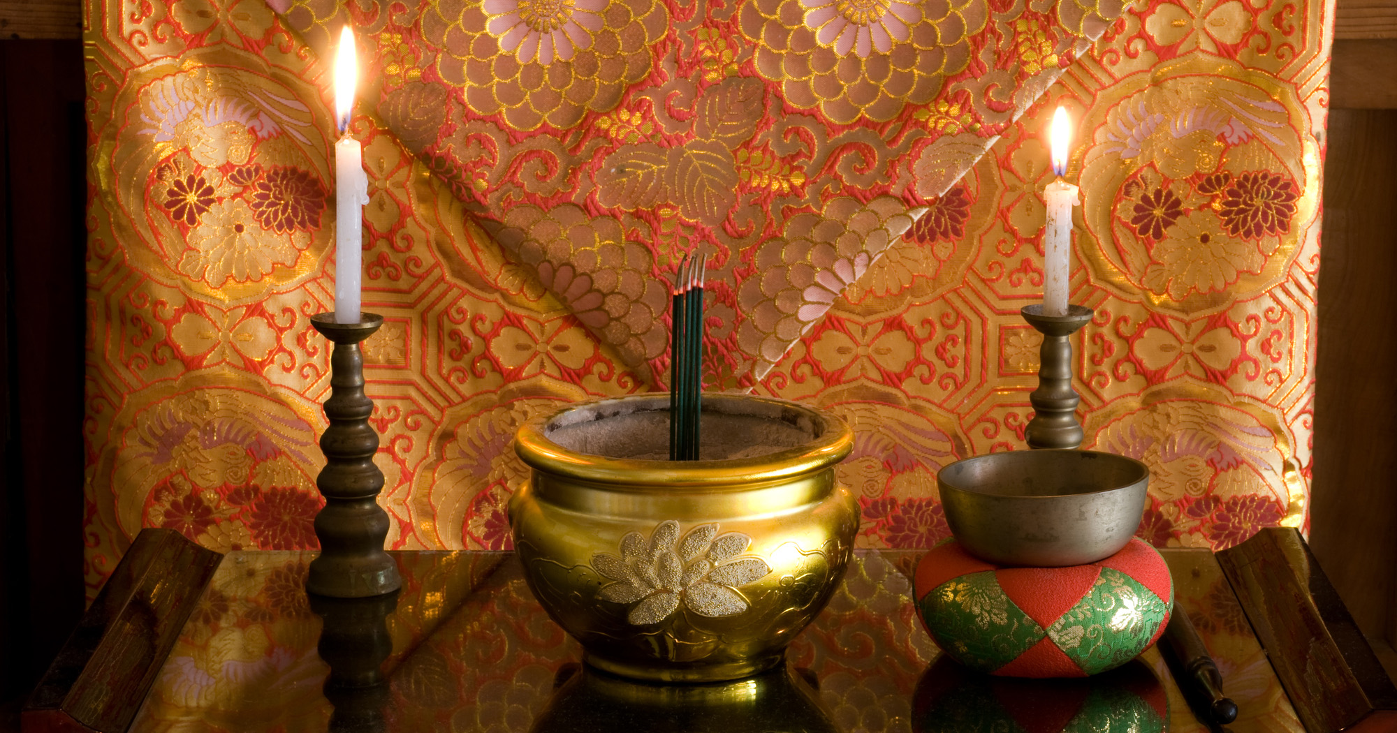 超人気 仏具 神具  黄金色 3.0寸 お灯明   燭台 仏壇 神棚  陶器製 ダルマ型火立て ローソク立て