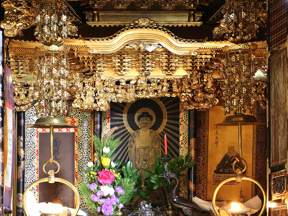 金仏壇には伝統的な技法が使われています。