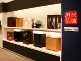 おしゃれな現代仏壇が常時約50本展示された明るく開放的な店内