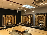 荘厳な空間が広がる２階金仏壇の展示エリア