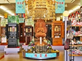 伝統的なお仏壇や仏像も充実の品揃え