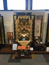 伝統的な金仏壇も多数展示