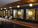 荘厳な雰囲気が漂う大型の漆塗り金仏壇コーナー