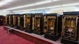 伝統的な金仏壇の展示コーナーはゆったりとご覧いただけます