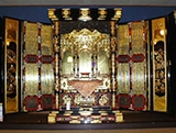 高度な伝統技術が息づく豪華な漆塗り金仏壇