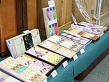 お線香は普段使いからご贈答用まで品数豊富に展示